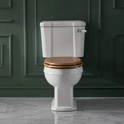 Traditionelle Toilette Richmond mit Spülkasten - Holzsitz, Tiefspüler, von Hudson Reed