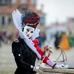 Relaxdays Maske im 20er Set, zum Bemalen und Basteln, Karneval, Fasching, Pappmaske Gesicht HxBxT 24 x 18,5 x 8 cm, weiß