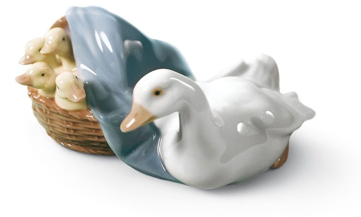 Casa Padrino Luxus Porzellan Skulptur Ente mit Nachwuchs Mehrfarbig 9 x H. 6 cm - Hangefertigte & Handbemalte Deko Figur