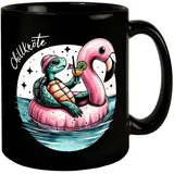 Schildkröte auf Flamingo-Schwimmring Tasse in Schwarz mit Spruch Chillkröte Perfekt für Sommer Schildkröte auf Flamingo-Schwimmring mit Wasser Meer und Cocktail