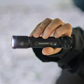 Ledlenser TAC7R Taschenlampe 3200 Lumen, 370m Leuchtweite, 30h Laufzeit, schwarz