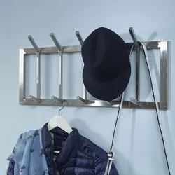 Kadima Design Wandgarderobe aus Metall, Elegante Kleiderhakenleiste mit 10 Haken für Jacken, Mäntel und Accessoires. 65x10x30 cm