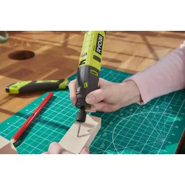 RYOBI 4 V mit Akku und Ladekabel
