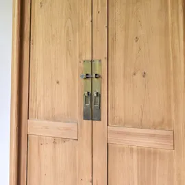 Tikamoon Schrank Yuki aus massivem recycelten Pinienholz