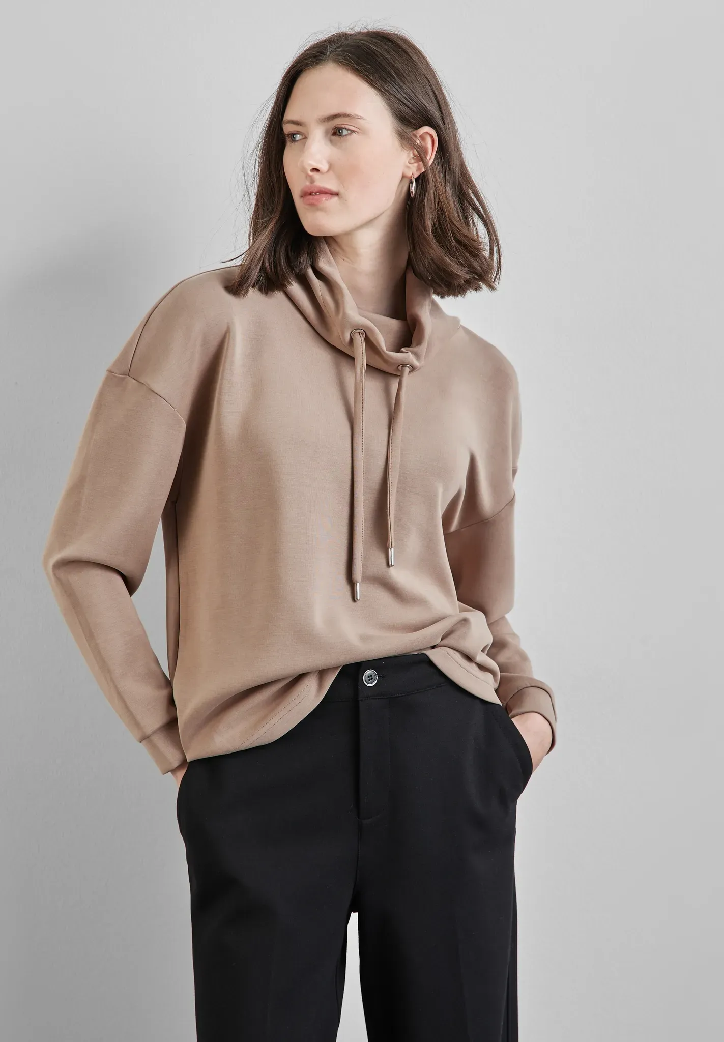 Langarmshirt STREET ONE, Damen, Gr. 40, braun (rich mocha), Stoff, 46% Modal, 46% Polyester, 8% Elasthan, unifarben, gerade hüftlang, hoch geschlossener Ausschnitt, Bündchen, Shirts Langarmshirt, mit Tunnelzugband am Kragen