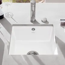 Villeroy & Boch Subway 50 SU mittig Unterbau keramik stone white Handbetätigung 440 x 440 mm