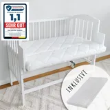 Kids Collective Babybett Beistellbett 90x40 cm mit Matratze, umbaubar zu 90x55 cm, 9 mal verstellbare Liegehöhe, auch als Babywippe nutzbar, Kiefer-Vollholz in weiß