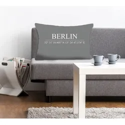 Dekokissen QUEENCE "Berlin", grau (grau, bedruckt), B:40cm L:60cm, Polyester, Dekokissen_Sitzkissen_Kissenhüllen, Kissenhülle,Grau,Berlin,Schriftzug,Koordinaten,Stadt,Urban,Modern