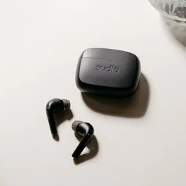 Sudio N2 Pro True Wireless Bluetooth In-Ear Ohrhörer mit ANC - Multipoint-Verbindung, IPX4 wasserabweisend, USB-C und kabelloses Laden, Mikrofon, 30h Spielzeit mit Ladehülle Schwarz