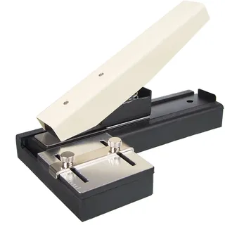 Karteo® Tischstanze für Plastikkarten mit Zentrierung | Kartenstanze für Langlochung | inkl. einstellbarer Schlitzhalterung | Anschlag | "Stapler Style Stanze"