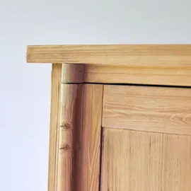 Tikamoon Schrank Yuki aus massivem recycelten Pinienholz