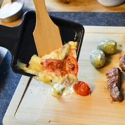 DuneDesign 2 Personen Raclette Teller Set Holz - 30x22cm Pfännchen Untersetzer mit Spachtel