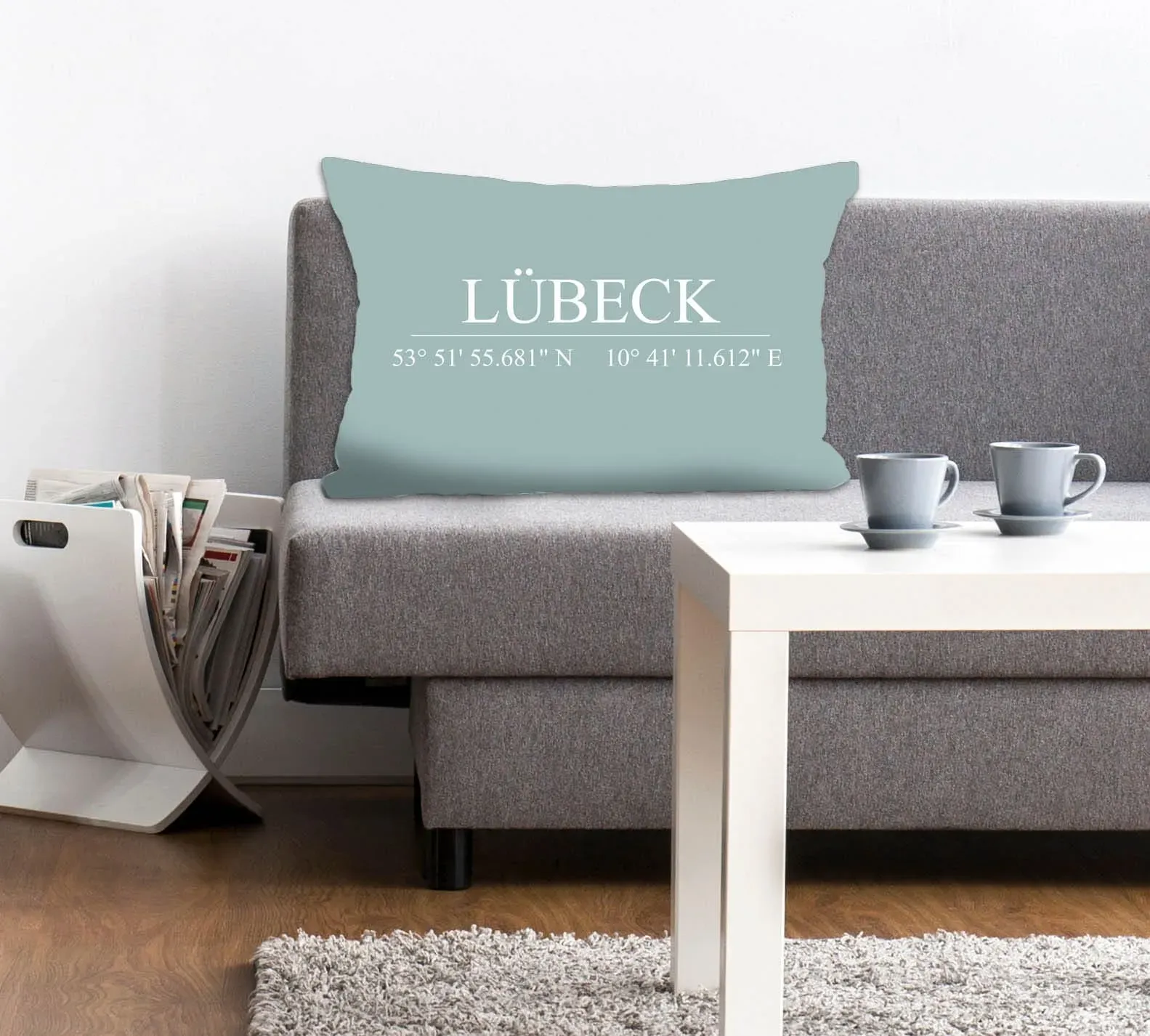 Dekokissen QUEENCE "Lübeck", blau (türkis, bedruckt), B:40cm L:60cm, Polyester, Dekokissen_Sitzkissen_Kissenhüllen, Kissenhülle,Türkiser Hintergrund,Lübeck Schriftzug,Koordinaten