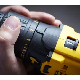 Stanley SFMCD711DSA inkl. 2 x 2,0 Ah + 50-tlg. Bit- & Bohrerset + Werkzeugtasche