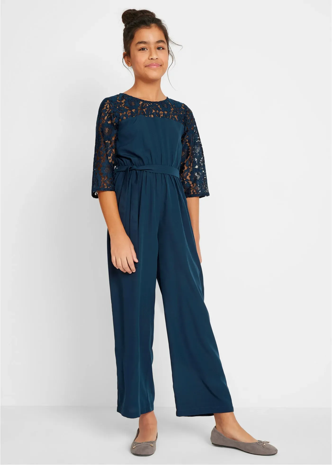 Jumpsuit BONPRIX, Mädchen, Gr. 146, N-Gr, dunkelblau, Spitze, Obermaterial: 100% Polyester. Futter: 100% Polyester. Spitze: 100% Polyester, unifarben, festlich, regular fit knöchelfrei, Rundhals, Overalls Jumpsuit, für festliche Anlässe, mit Bindegürtel, weite Hose im Culotte-Stil