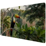 speecheese Tukan im Dschungel Schreibtischunterlage 89x40cm XXL Mauspad - Exotisches Design für Ihr Büro Foto des Tukan mit orangefarbenem Schnabel auf grünem Ast Beruhigende Blätter