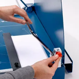 DAHLE 517 Hebel-Schneidemaschine mit manueller Bügelpressung (550 mm bis DIN A3, Schnitthöhe 3,5 mm, Metalltisch) Blau
