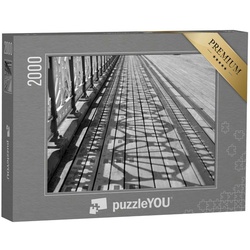 puzzleYOU Puzzle Schattenspiel auf der Uferpromenade, schwarz-weiß, 2000 Puzzleteile, puzzleYOU-Kollektionen Fotokunst