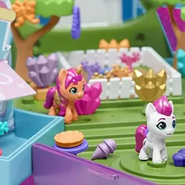 Hasbro My Little Pony Mini World Magic Mini-Kristallspielhaus, Spielset mit 5 Sammelfiguren, 3 cm