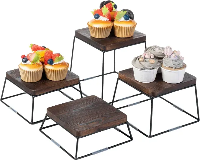 MyGift 15 cm quadratische Präsentationsständer für Lebensmittel, Set aus 4 Buffet-Ständern, Massivholz-Oberfläche in verbranntem Braun mit mattschwarzem Metallgestell, Desserttisch-Präsentation Cupcake-Ständer Set