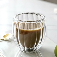 Latte Macchiato Gläser Klare Eiskaffee Gläser Doppelwandige Kaffeegläser Welligkeit Iced Coffee Glas Gerippte Cappuccino Gläser Doppelwandige Gläser für Kaffee Saft Milch und Bubble Tee (250ml)