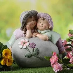 Dekofigur Mädchen und Junge auf Stein - Gartenfigur - Magnesia  - H: 29cm - bunt