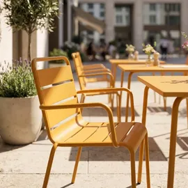 Oviala Palavas Gartenset Tisch quadratisch 3-tlg. mit Armlehnen Gelb