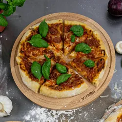 Boska Pizzabrett Amigo M / Servierbrett ⌀29cm / Buchenholz / Mit Saftrinne / Auf fürs Frühstück, Lunch und Abendbrot / Rund
