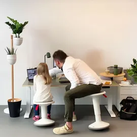 assmann büromöbel ASSMANN Elektrisch höhenverstellbarer Kinderschreibtisch JUNIOR Curved Eiche Natura Weiß, 140x70cm, Memoryfunktion, Kollisionsschutz, - Braun