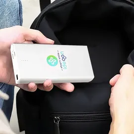 ideoon Kompakte Powerbank USB-C (4.000mAh) – Ultra-Slim Powerbank mit fest integriertem Kabel & Adapter – Mobiler Akku-Boost
