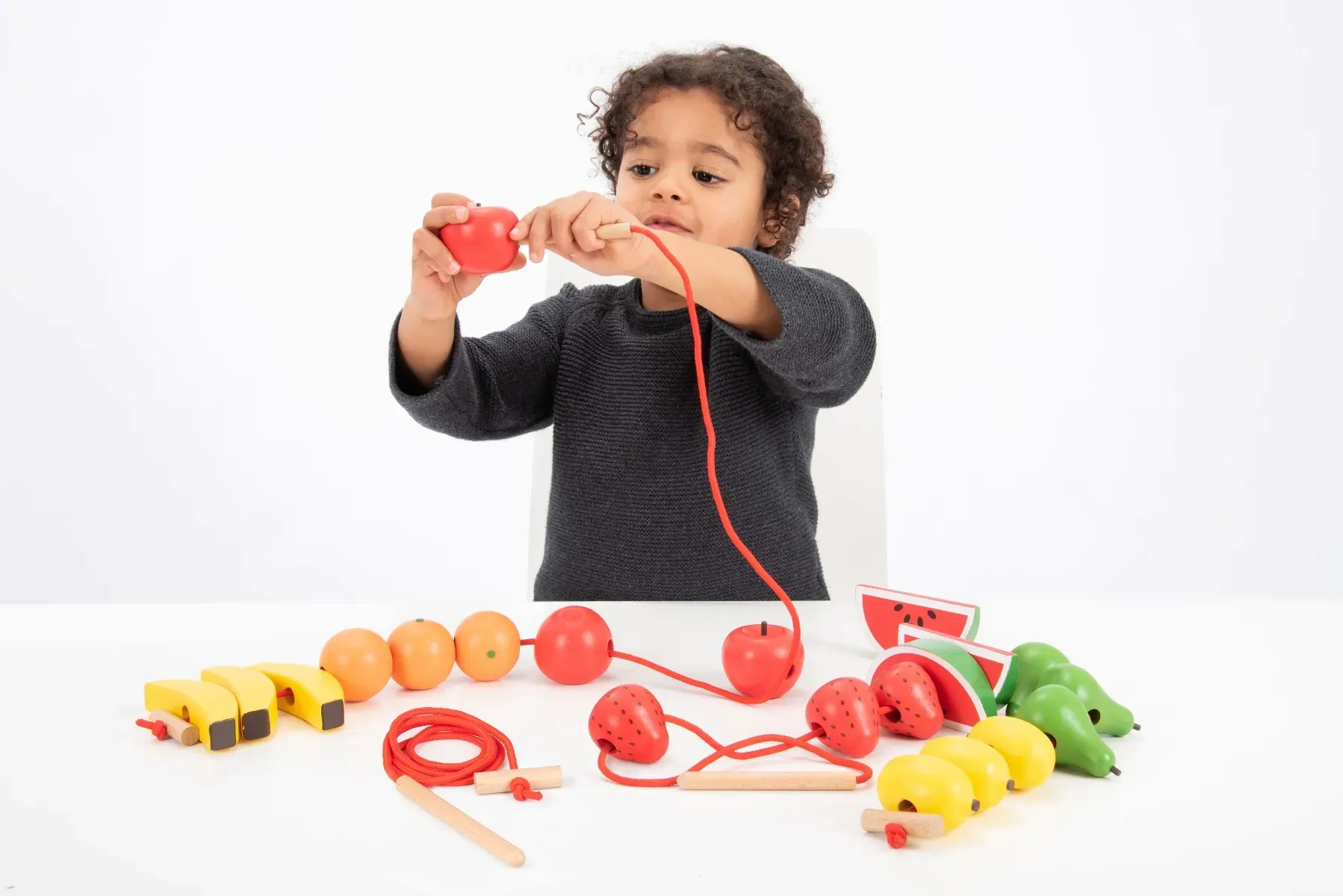 Holz-Obst-Fädelspiel für Kinder 21 Fruchtperlen, 3 Schnüre, bunt, Holz/Baumwolle - tickit Feinmotorik & Sortieren - ab 3 Jahren