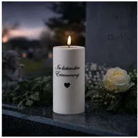 Deluxe Homeart LED-Kerze LED Grabkerze mit Schriftzug Grablicht Trauerkerze Friedhofkerze 15cm (1-tlg) weiß