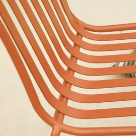 Tikamoon Teo - Gartenmöbel Set aus massivem Teak und orangefarbenem Metall 4 Stühle