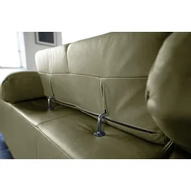 KAWOLA Sofa NELSON Ecksofa Leder olivgrün mit motorischem Sitzvorzug und Hocker Recamiere links