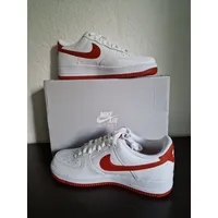 Nike Air Force 1 '07 Herren Schuhe (FJ4146-106, White/White/Dragon Red), Weiß/Drachenrot/Weiß, 44 EU - 44 EU