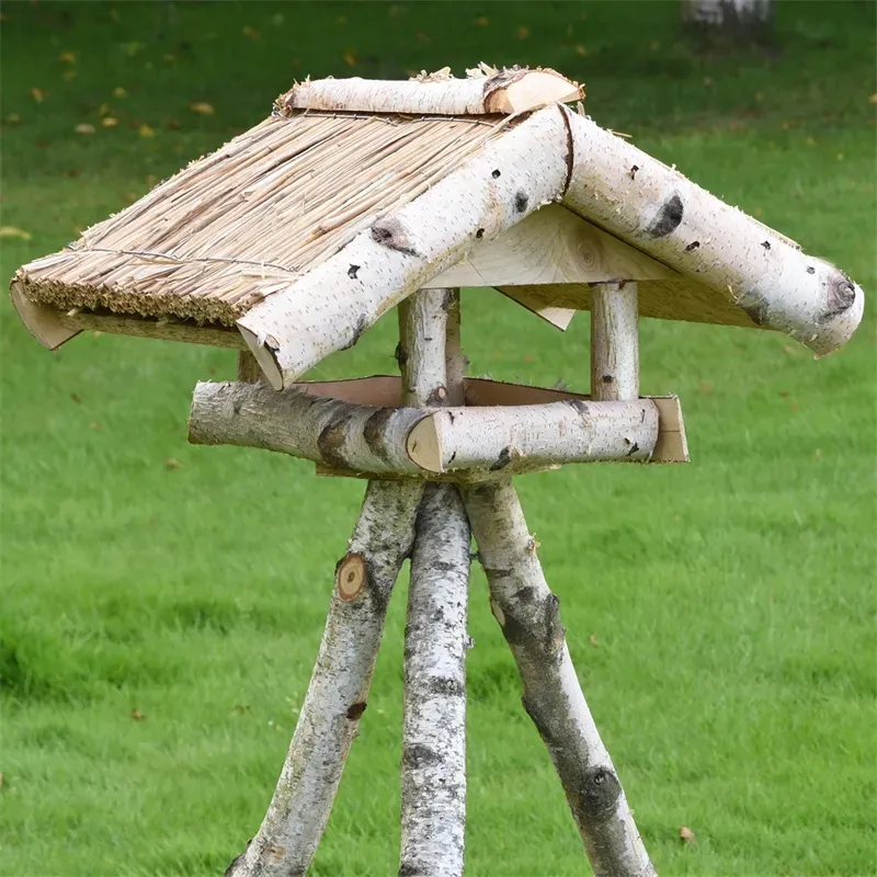 VOSS.garden Holm - preiswertes Reetdach-Vogelhaus mit Ständer