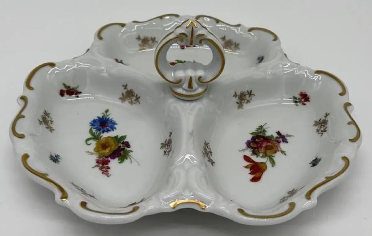 Casa Padrino Luxus Barock Porzellan Servierschale mit Tragegriff Weiß / Mehrfarbig / Gold Ø 25 cm - Nuss & Gebäck Schale - Luxus Barock Accessoires - Reichenbach Porzellan - Made in Germany