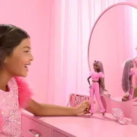 Barbie Deluxe Style-Puppe Nr. 4 mit weichem rosafarbenem Jumpsuit und rosa und braunen geflochtenen Zöpfchen