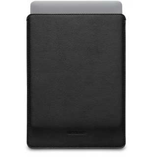 WOOLnut Schutzhülle für MacBook Pro 14 – Laden in der Hülle – Vollnarbenleder, Innenseite aus Wollfilz – perfekte Passform – skandinavisches Design, kompatibel mit Apple MacBook Pro 14 Zoll – Schwarz