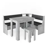 Vicco Roman mit Tisch