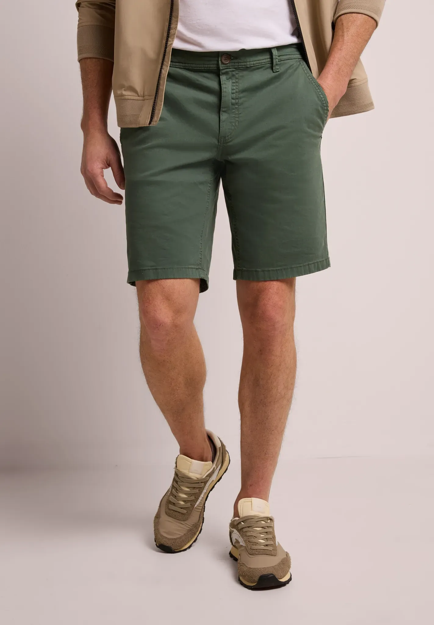 Shorts STREET ONE MEN, Herren, Gr. 31, smoke grün, Web, 98% Baumwolle, 2% Elasthan, unifarben, regular fit kurz, Hosen Shorts, aus Baumwolle mit Stretchanteil