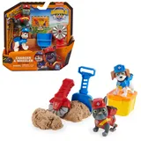 Rubble & Crew – Actionfiguren-Set mit Charger & Wheeler Hundefiguren, 2 Bauspielzeugen und 85g Kinetic Sand Build-it-Sand, Spielzeug geeignet für Kinder ab 3 Jahren