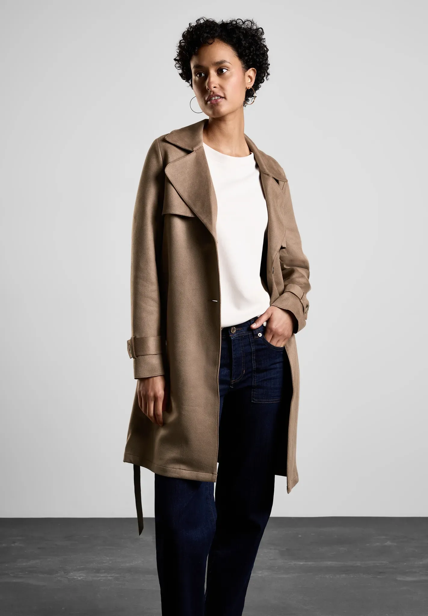 Trenchcoat STREET ONE, Damen, Gr. 44, braun (schwarz nutty mocca), Stoff, 94% Polyester, 6% Elasthan, unifarben, gerade lang, V-Ausschnitt, Bündchen, Mäntel, mit Bindegürtel