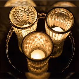 H&D Manufaktur Jinfa 3er Set Teelichtgläser auf Spiegelplatte in Weiß