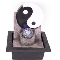 Zimmerbrunnen mit LED-Beleuchtung | Tischbrunnen mit Yin Yang - Motiv | dekorativer Zierbrunnen mit Feng Shui Element und beweglicher Glaskugel | Wasserbrunnen für Zuhause und Büro