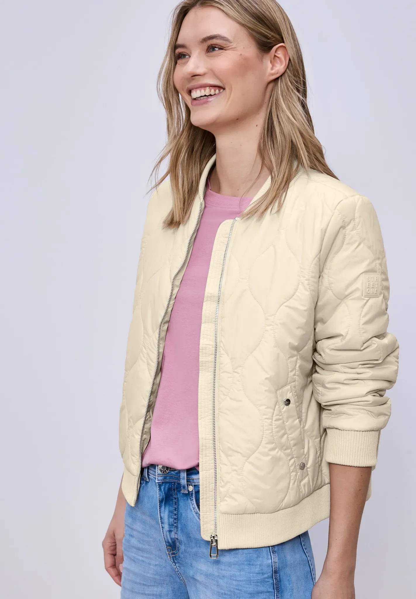 Kurzjacke STREET ONE, Damen, Gr. 44, powder beige, Stoff, Obermaterial: 100% Polyester. Futter: 100% Polyester. Füllung: 100% Polyester, unifarben, comfort fit normal, Rundhals, Bündchen, Jacken Kurzjacke, mit Rundhalsausschnitt