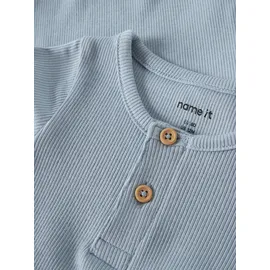 NAME IT Kurzarmbody NAME IT "NBMKAB SS BODY NOOS", Jungen, Gr. 62, N-Gr, blau fog, Jersey, Obermaterial: 57% Baumwolle, 38% Modal, 5% Elasthan, regular fit normal, Rundhals, Bodys, Baumwollmischung, Kurzarm, Knopf-Details
