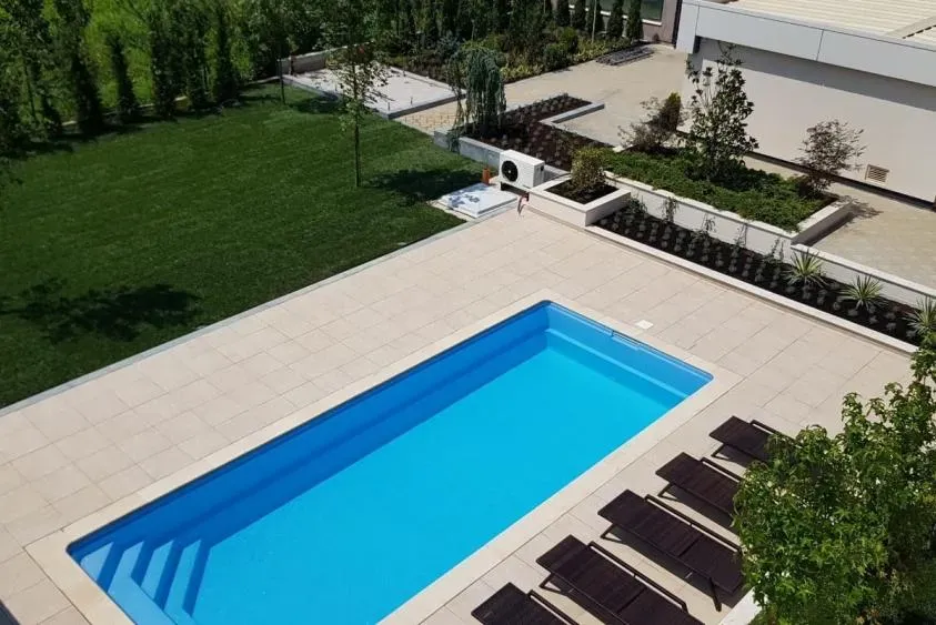 Keramikpool / Ceramicpool Cera Bay Cubic ohne Betonhinterfüllung / ohne Betonbodenplatte