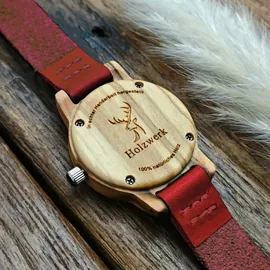 Holzwerk Germany Handgefertigte kleine Damen Holz Uhr mit Leder Armband in rot, Braun
