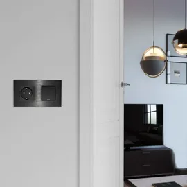 Navaris Lichtschalter mit Schuko Steckdose - mit Aluminium Rahmen - Design Glas Schalter einfach - Aufputz Wippschalter Wandschalter in Schwarz